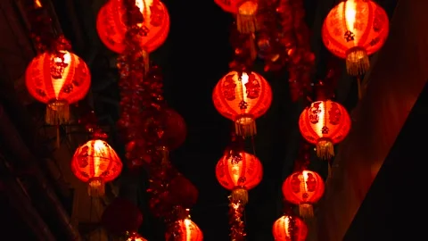 Up view motion under chinese red lanterns hanging on the night narrow street of Vidéo 292867072
