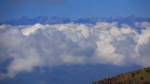 View of Mount Eboshi and Climbers from Yunomaru Mountain, with the Hotaka Range Vidéo 330612553