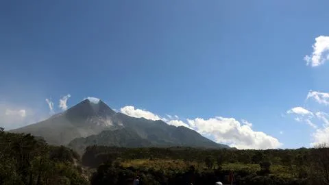 View of Mount Merapi with clouds and sky Foto stock