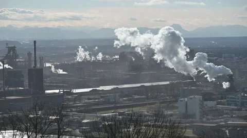 View from mountain pfenningberg to the industrial complex voest in linz 库存影片 147909134