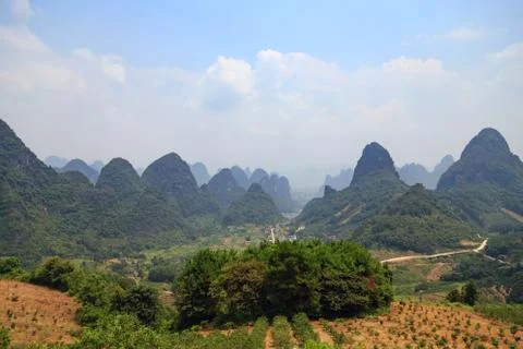 View of the mountain range and the valley on a clear summer day Foto stock