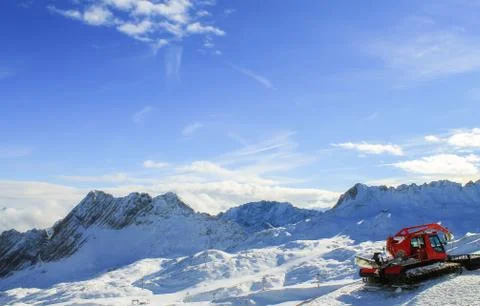 View of a mountain range with snow and clouds Foto stock