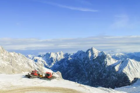 View of a mountain range with snow and clouds Foto stock