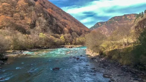 View of a mountain river with clear water 库存影片 165772678