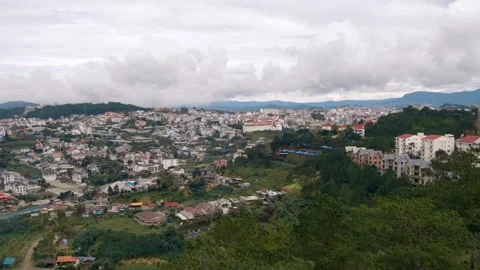 View of the mountain town of Dalat under dense cumulus clouds from the cable car 库存影片 333317760