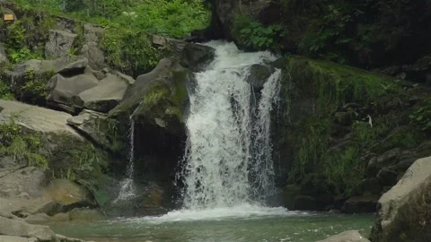 View on Mountain Waterfall in Slowmotion Video stock 161484296