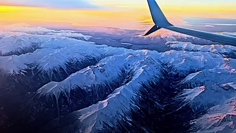 A view of the mountains from an airplane wing Vídeo Stock 278442914