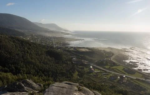 View of the mountains and the path along the cliffs Foto stock