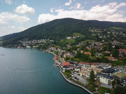 View with mountains, a blue sky in the clouds, of a lake in Bavaria,Germany Foto stock
