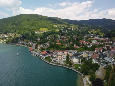 View with mountains, a blue sky in the clouds, of a lake in Bavaria,Germany Foto stock