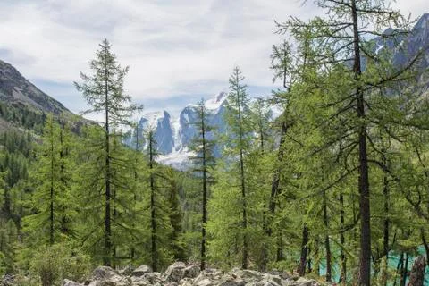 View of the mountains with reflection in the blue lake. Foto stock