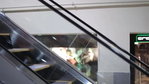 View of a moving escalator Vídeo Stock 78539873