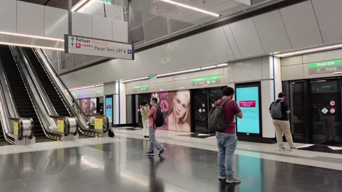View of MRT (Mass Rapid Transit) in Pasar Seni platform 動画素材 197457576