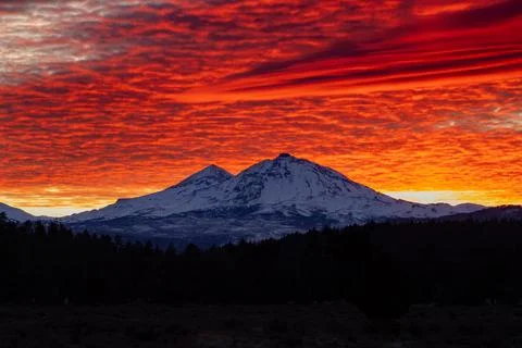 The view of Mt Bachelor and the three sisters from Sisters Oregon during sunset Stock Photos
