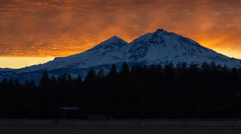 The view of Mt Bachelor and the three sisters from Sisters Oregon during sunset, Stock Photos