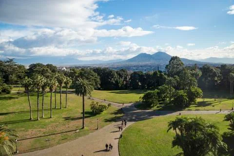 View of Mt.Vesuvius, an active volcano in Naples, form Capodimonte Foto stock
