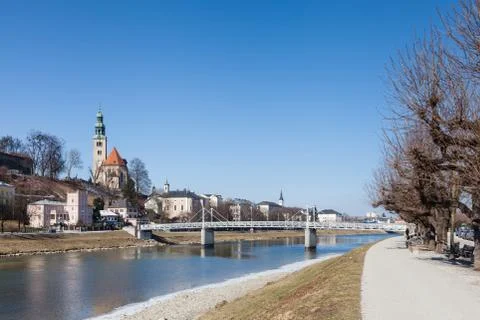 A View of the "Mullner Steg" Bridge Crossing the Salzach River in Salzburg Foto stock