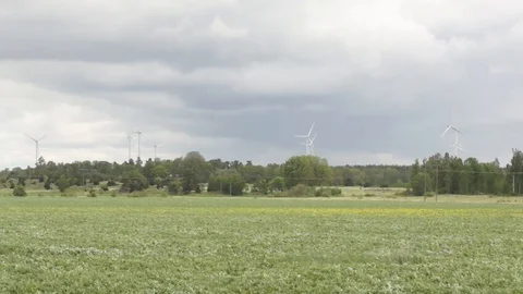 A view of multiple functioning wind power towers on a cloudy day. 動画素材 121493471