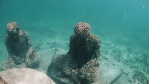 View of multiple statues under water in the carribian. yoga man Stock Footage 166533815