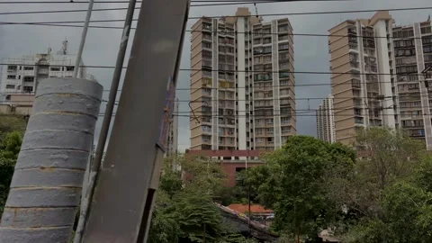 View of Mumbai Through a Moving Local Train Window – 28 June 2026 Vídeo Stock 337928910