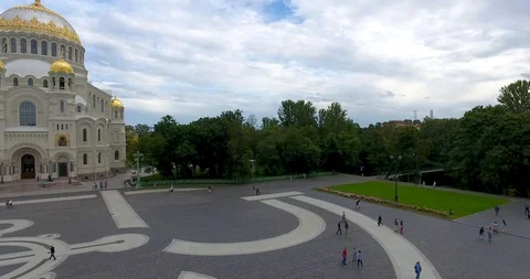 View of the Naval Cathedral of St Nicholas the Wonderworker in Kronstadt, Rus Video stock 96146925