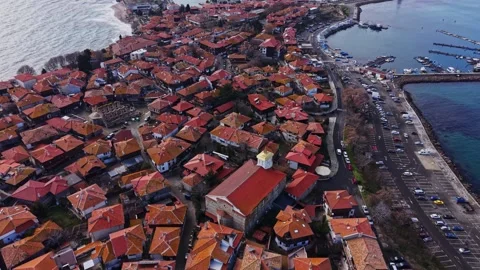 View of Nesebar in Bulgaria with rooftops and coastline from above Vidéo 335139837