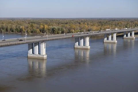 View of the New bridge over the Ob River on a sunny September day. Barnaul Fotos Stock