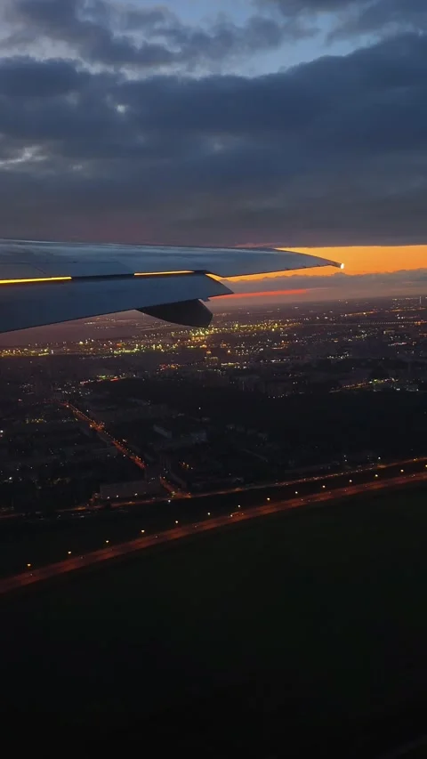 A view of the night city from the airplane window. Night city lights. Stock-Footage 323250962
