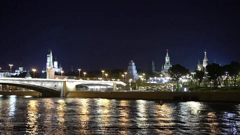 View of the night Moscow river. On the background of the Kremlin Vidéo 109602032