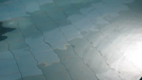 View on night pool. Water pool in courtyard in apartment complex of condominium. Vidéo 157283680