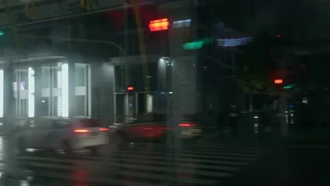 View of the night rainy city through the window of public transport. Warsaw. Vidéo 220104747