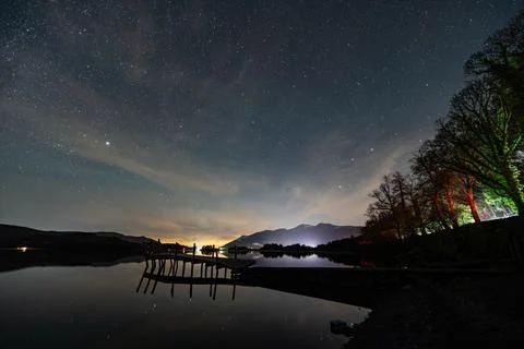 A view of the night sky over a broken Ashness Jetty on Derwentwater in the .. Fotos Stock