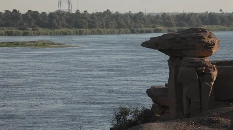 View of the Nile river with palms and rocks, Egypt Vidéo 35107744