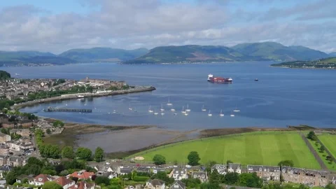 View North over Cardwell Bay, Gourock, Scotland, UK Vidéo 339030384