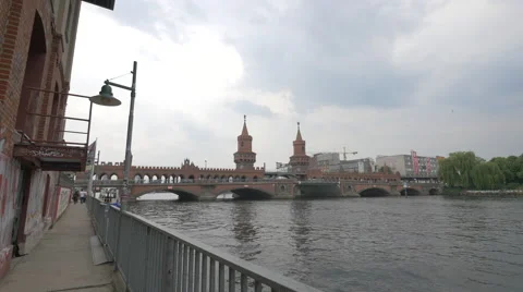 View of Oberbaumbrücke in Berlin Video stock 53466180