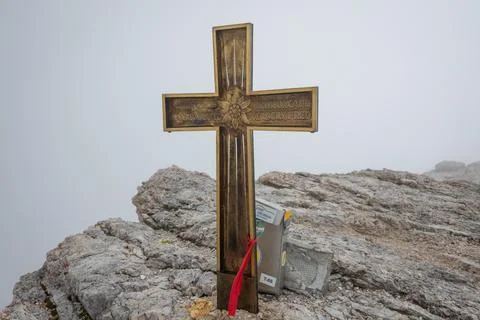 View obscured by clouds from the top of the Cima di Mezzo mountain (3154 m).. Foto stock