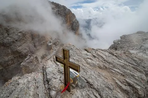 View obscured by clouds from the top of the Cima di Mezzo mountain (3154 m).. Foto stock