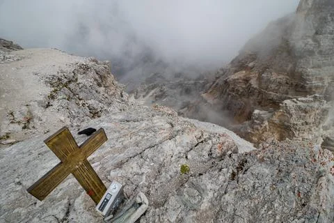 View obscured by clouds from the top of the Cima di Mezzo mountain (3154 m).. Stock-Fotos