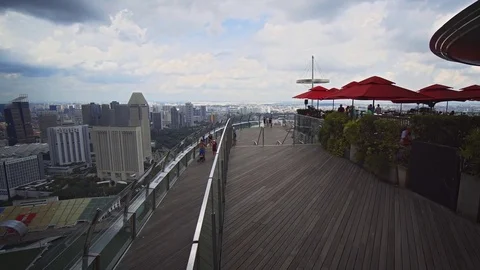 View of the observation deck atop Marina Bay Sands. Stockbeeldmateriaal 79367852