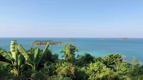 View from the observation deck on the blue sea and palm trees. 库存影片 122669035