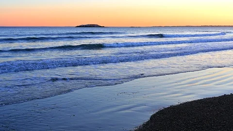View of the ocean and beach waves during sunset in the winter 库存影片 103440461
