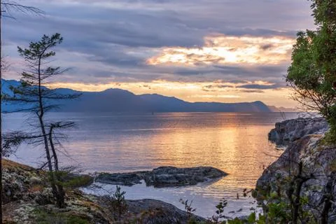 View of ocean sunset over mountains in beautiful British Columbia. Stock-Fotos