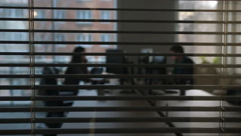 View of the office office through the partially opened blinds 스톡 동영상 171572660