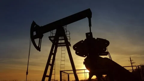 View of an oil pump jack at sunset in Russia. Vídeos de archivo 344396511