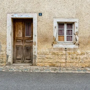 View of an old and run down house frotn with wooden door and glass pane wi... Fotos de archivo