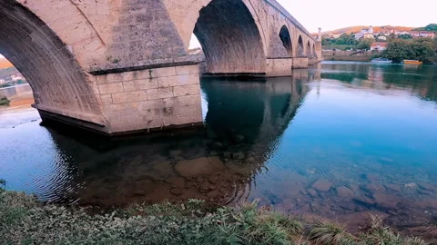 View to the Old Bridge from river Drina in Visegrad. Vidéo 166245429