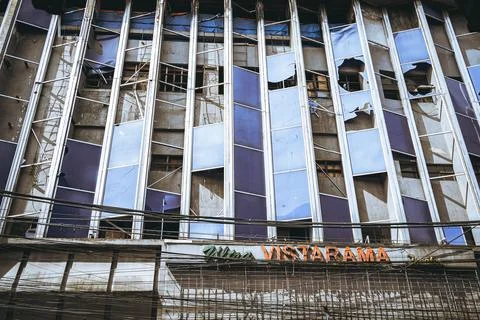 View of an old building with broken windows in the Philippines Fotos de archivo