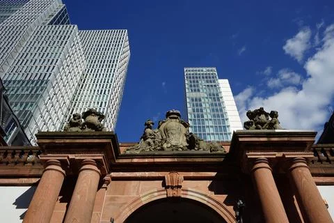 A view of an old building with statues on top of it Fotos de archivo