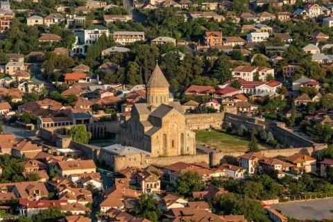 View of the old city Mtskheta and Svetitskhoveli Cathedral, Mtskheta, Georgia Fotos Stock