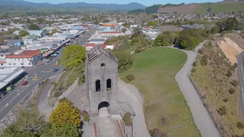 View of the Old cornish Pumphouse and waihi Main Street, New Zealand Stockbeeldmateriaal 252312739